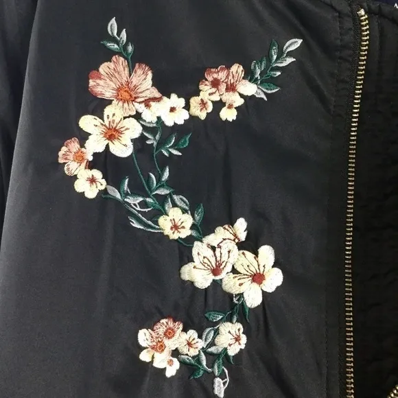 AMERICAN EAGLE Black Floral Embroidered Bomber Jacket Size M