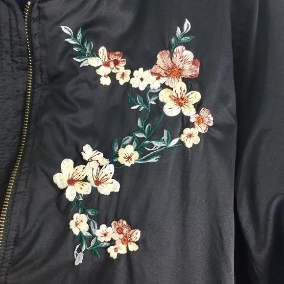 AMERICAN EAGLE Black Floral Embroidered Bomber Jacket Size M