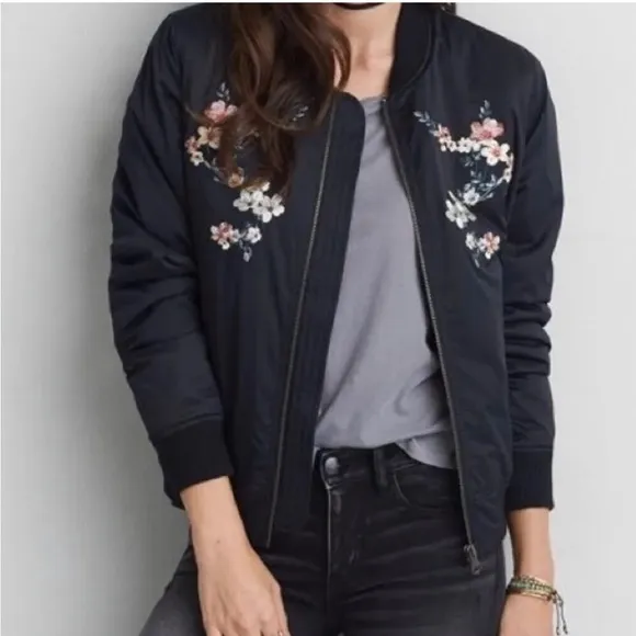 AMERICAN EAGLE Black Floral Embroidered Bomber Jacket Size M
