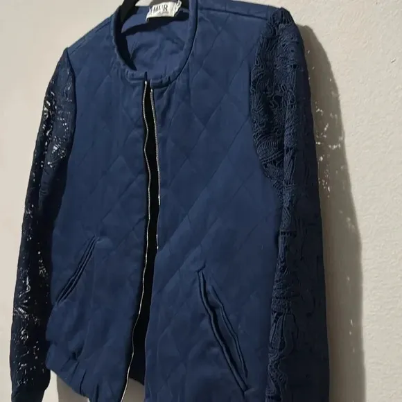 AMUR Teagan quilted bomber jacket laced sleeved- large. Great condition.
