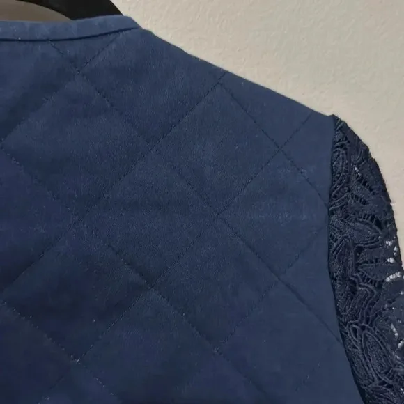 AMUR Teagan quilted bomber jacket laced sleeved- large. Great condition.
