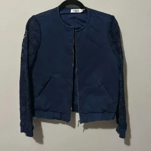 AMUR Teagan quilted bomber jacket laced sleeved- large. Great condition.