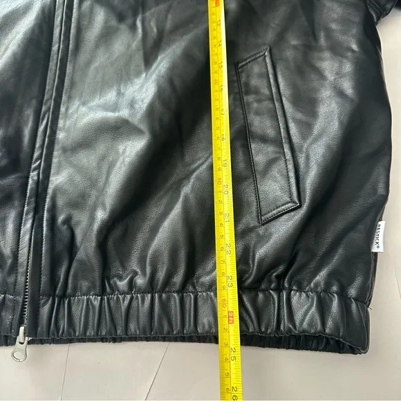 Black Oversized faux Leather zip up cinch waist collared bomber jacket women’s L