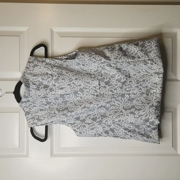 Chico's Women's Gray White Silky Paisley Lightweight Puffer Vest Size 0