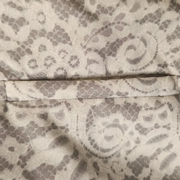 Chico's Women's Gray White Silky Paisley Lightweight Puffer Vest Size 0