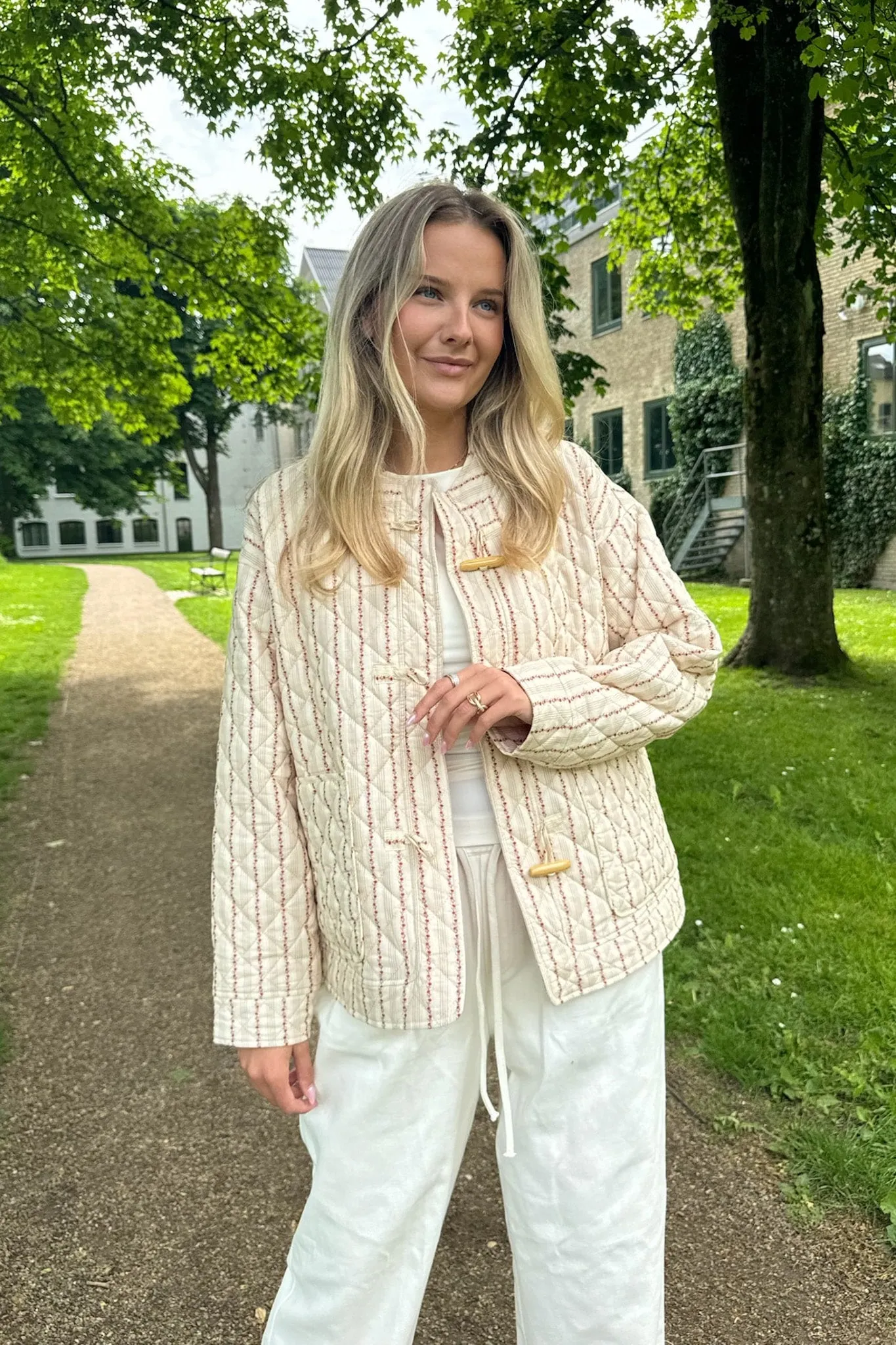 EmmaIC Quilted Jakke - Beige Rød Blomster Striber